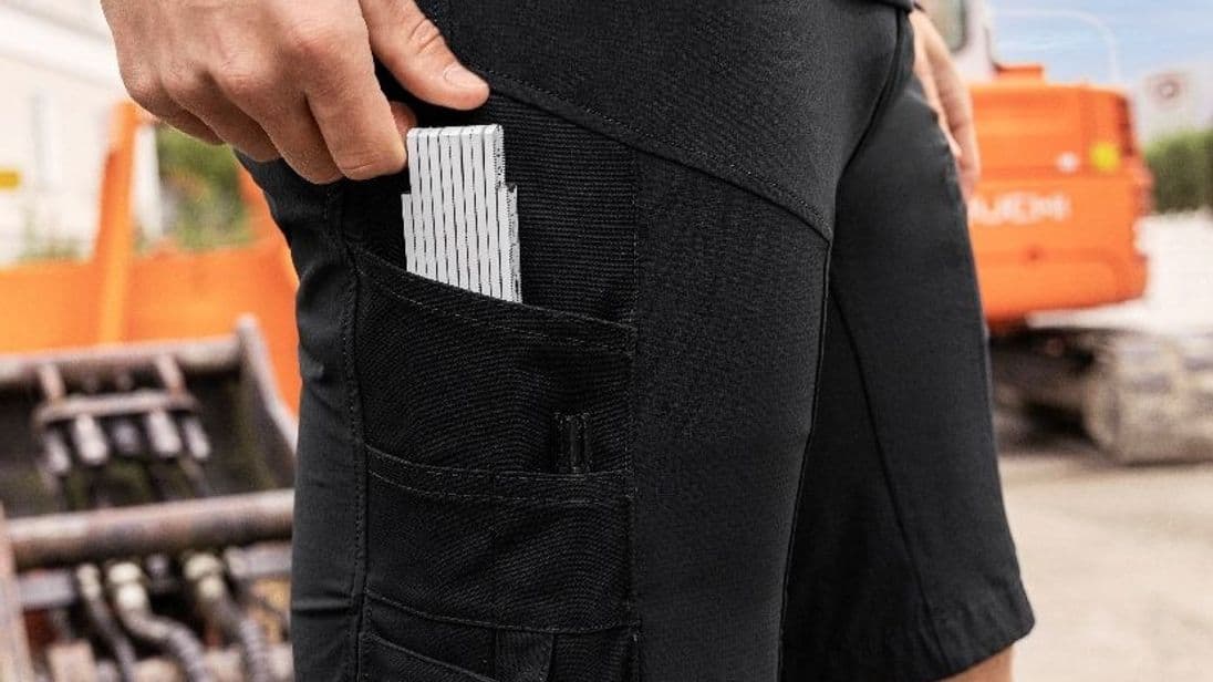 Kaffee soll für etwas Abkühlung sorgen: Die Arbeitshose „Kühlakku“ von Schöffel Pro ist mit einer besonderen Technologie ausgestattet.