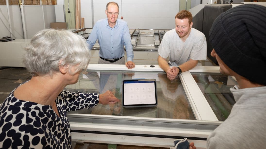 In der Tischlerei Klauenberg kommt künftig der Einsatz von Tablets für alle Mitarbeitenden – und dann der schrittweise Übergang zum „papierlosen Büro“.