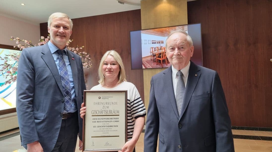 125 Jahre: Zum Firmenjubiläum bekamen Heike Esposito-Aue und Hans Aue (links) eine Urkunde von der Kammer.