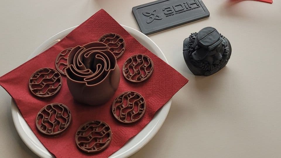 3D-gedruckt: Essbare Schokoladenprodukte und Hilfsmittel für Konditoren aus Kunststoff – mit dem 3D-Druckkonfigurator von 3DiH gestaltet.