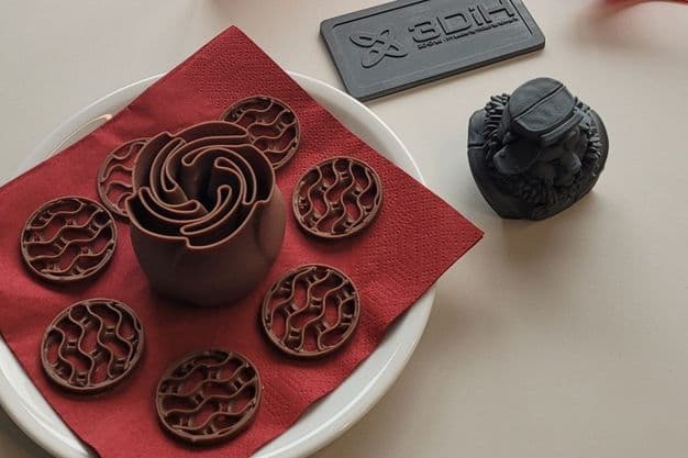 3D-gedruckt: Essbare Schokoladenprodukte und Hilfsmittel für Konditoren aus Kunststoff – mit dem 3D-Druckkonfigurator von 3DiH gestaltet.