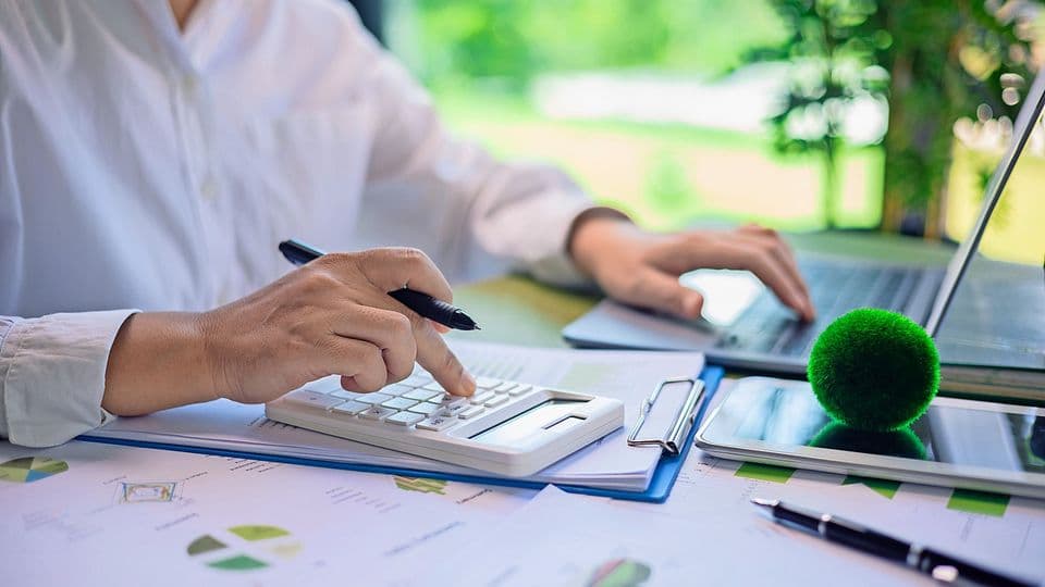 Betriebe in der Lieferkette größerer Unternehmen sollten sich besonders mit dem Thema Nachhaltigkeitsbericht befassen.