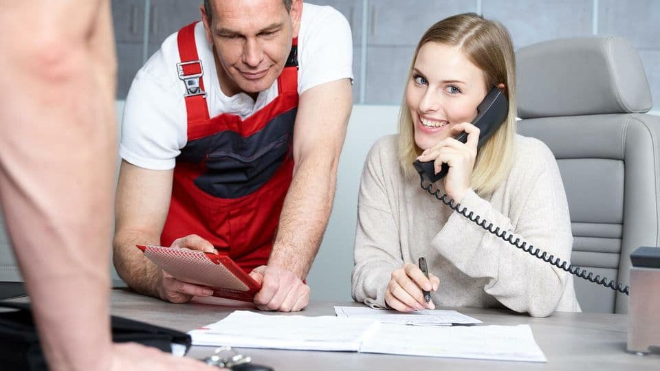 Freundliche, aber ehrliche und klare Ansagen schaffen bei Absagen oder Terminverschiebungen Vertrauen.