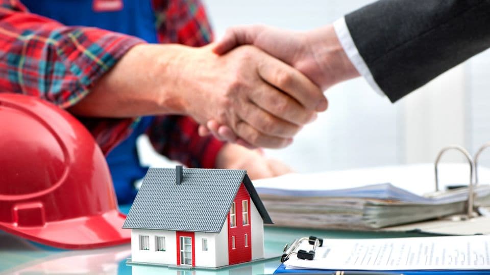 Weil Baustoffe teurer werden und das Material knapp ist, müssen Handwerker steigende Preise an Kunden weitergeben.