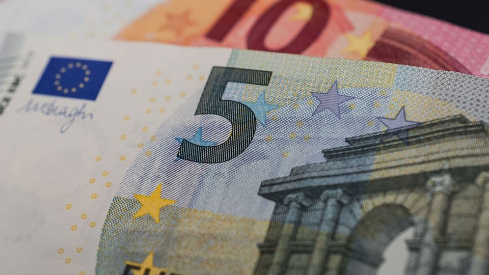 15 Euro Mindestlohn? Dafür sprechen sich Frauen laut einer aktuellen Umfrage häufiger aus als Männer.