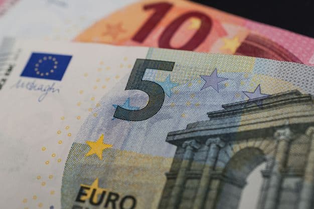 15 Euro Mindestlohn? Dafür sprechen sich Frauen laut einer aktuellen Umfrage häufiger aus als Männer.