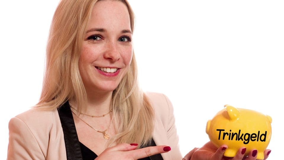 Frau mit Sparschwein für Trinkgeld