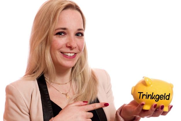 Frau mit Sparschwein für Trinkgeld