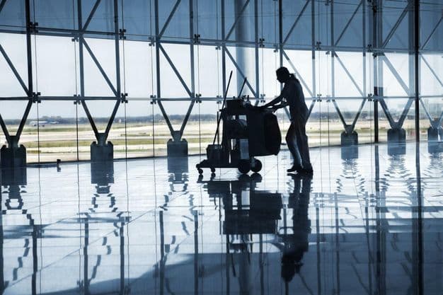 Gebäudereinigung: Der Einstiegslohn steigt zum 1. Oktober um 12,55 Prozent. Damit liegt er auch künftig deutlich über dem gesetzlichen Mindestlohn.