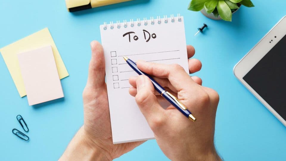 Aufschreiben und Abhaken: Wer To-Do-Listen führt, vergisst so schnell nichts und hat den Kopf zum Arbeiten frei.
