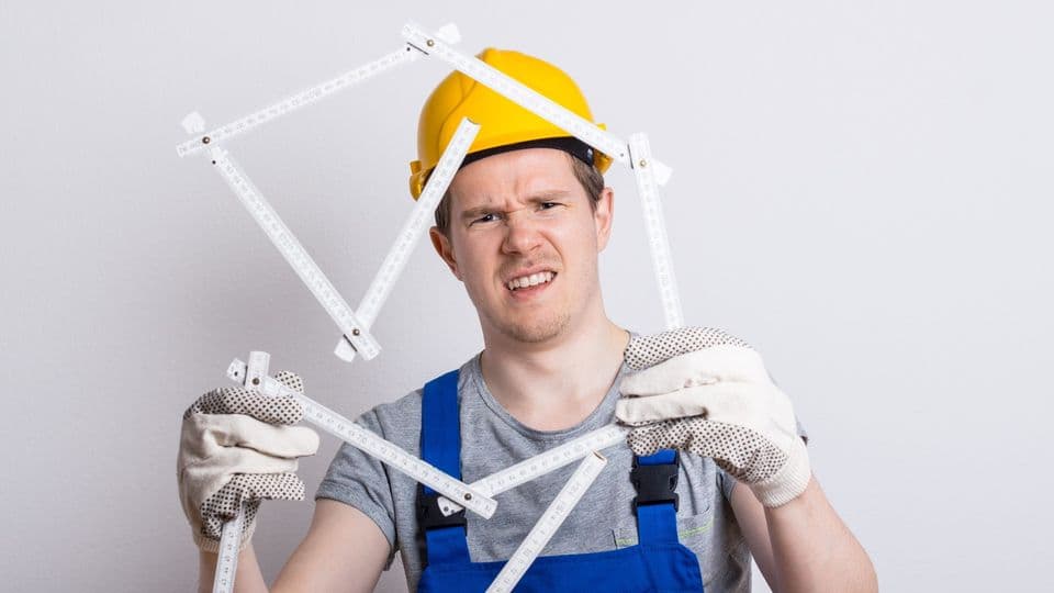 bauarbeiter mit Zollstock Chaos