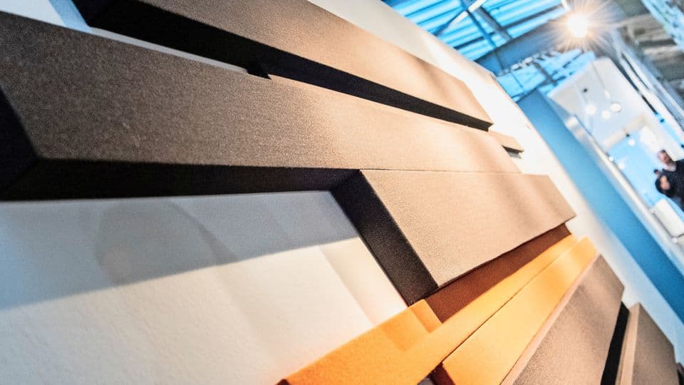 Textile, schalldämpfende Wandpaneele eignen sich laut Experte, um die Raumakustik nachhaltig zu verbessern.