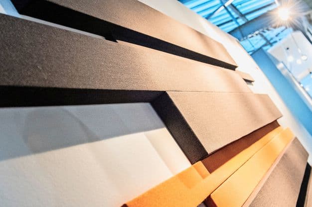 Textile, schalldämpfende Wandpaneele eignen sich laut Experte, um die Raumakustik nachhaltig zu verbessern.