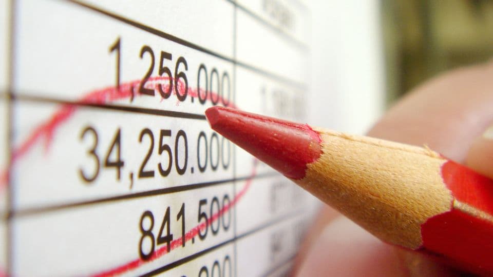 Prüfen und korrigieren: Falsche Angaben einer Wirtschaftsauskunftei können Ihr Unternehmen Geld und Aufträge kosten.