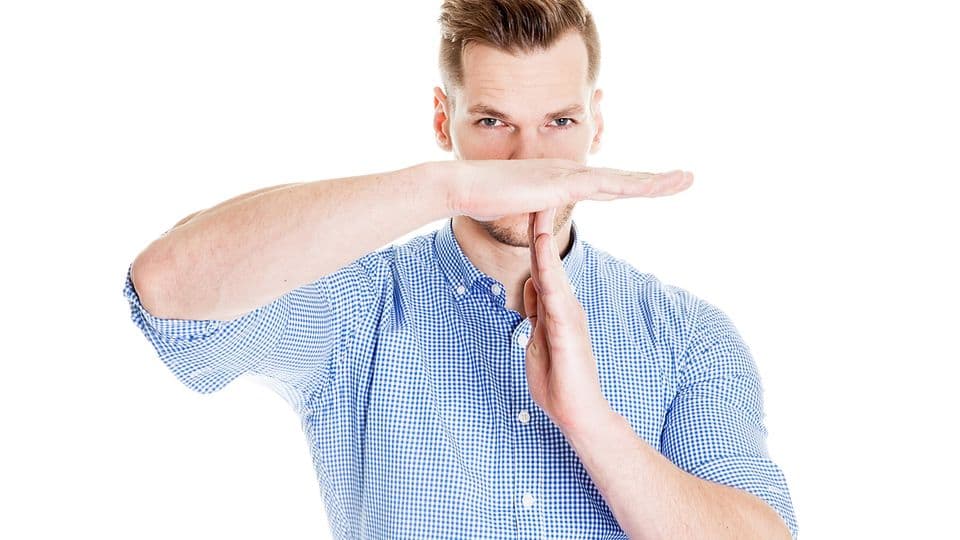 Mann nimmt sich Auszeit und macht Time-out-Zeichen