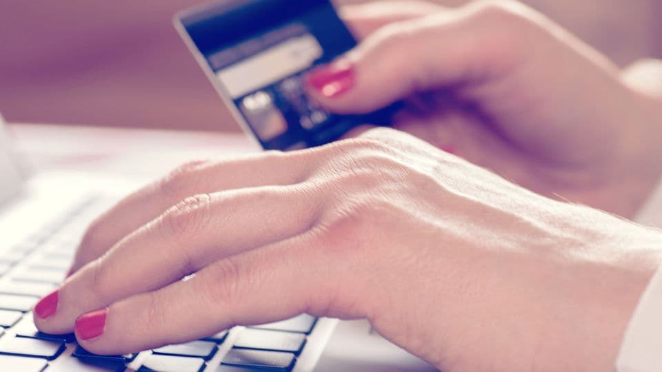 Verification of Payee (VoP) heißt das neue Verfahren: Ein Ampelsystem soll Unternehmen und Kunden bei Überweisungen vor Zahlungen an Betrüger schützen.