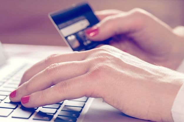 Verification of Payee (VoP) heißt das neue Verfahren: Ein Ampelsystem soll Unternehmen und Kunden bei Überweisungen vor Zahlungen an Betrüger schützen.