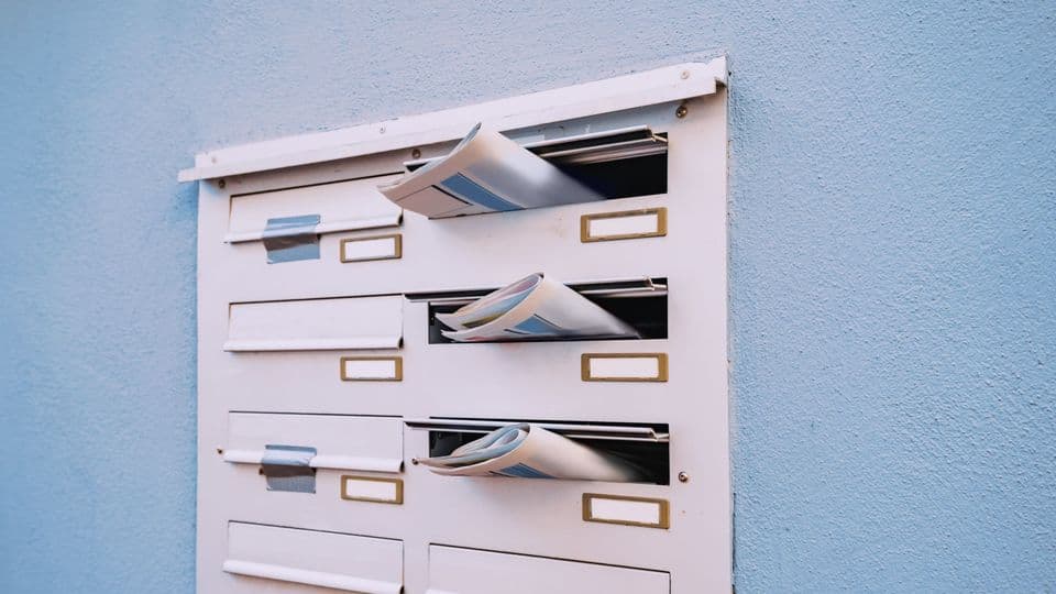 Werbe-Flyer am Briefkasten: Wer gegen den Wunsch der Hausbewohner Werbung verteilt, muss mit einer hohen Geldstrafe rechnen.