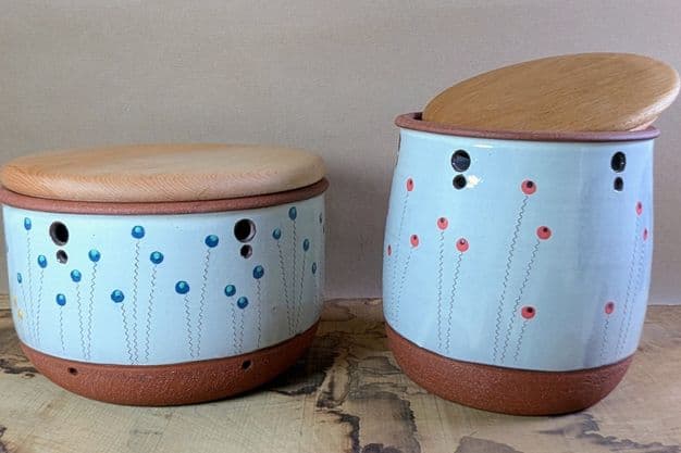 Bis zu sechs Kilogramm Ton werden für einen Brottopf von Keramikerin Frauke Farin verwendet.