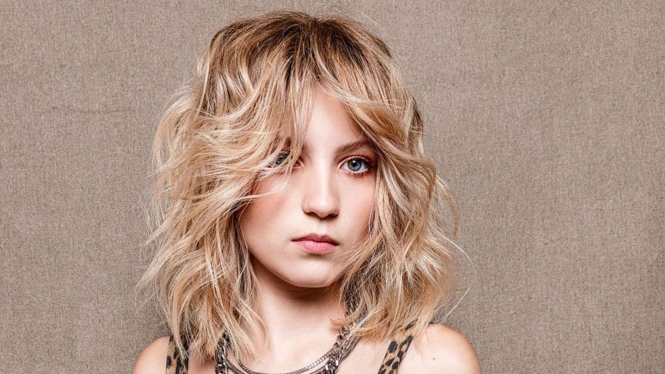 Lässig und locker, gestuft, gewellt und in Naturfarben: Dieser Look vereint die Eigenschaften der Frisurentrends für Frühjahr und Sommer.