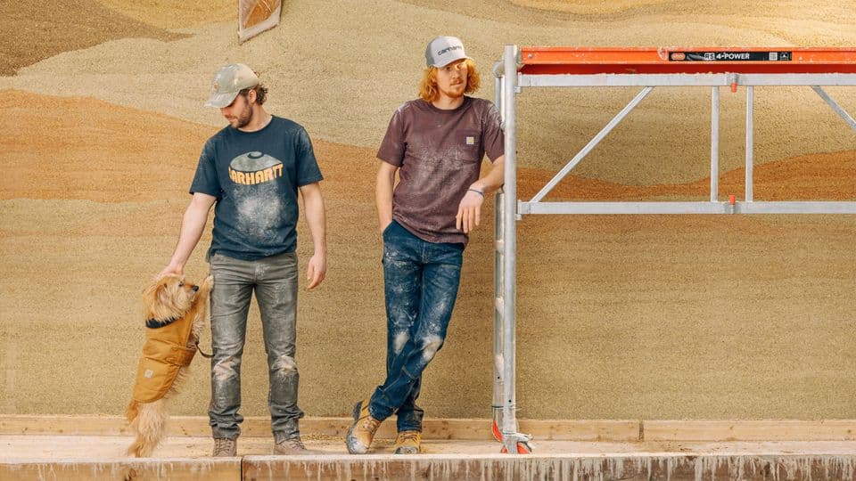 Für den Sommer auf der Baustelle gemacht: Carhartt hat neue T-Shirts für Männer herausgebracht.