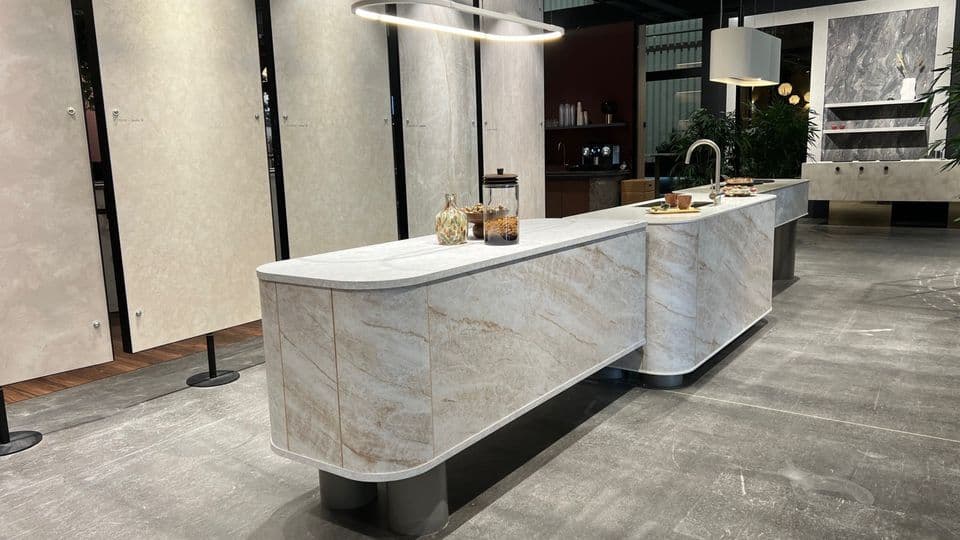 Die elegante Optik des Natursteins Taj Mahal wird bei Dekker auf kreislauffähigen Materialien umgesetzt.