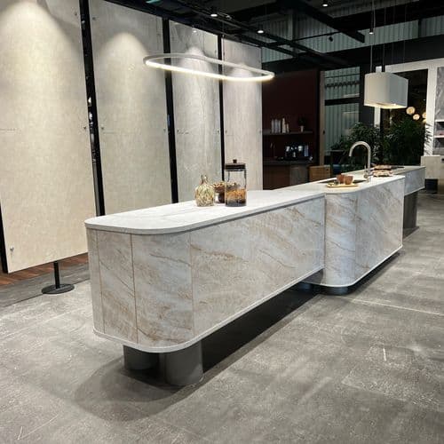 Die elegante Optik des Natursteins Taj Mahal wird bei Dekker auf kreislauffähigen Materialien umgesetzt.