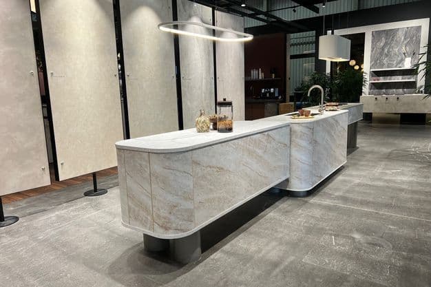 Die elegante Optik des Natursteins Taj Mahal wird bei Dekker auf kreislauffähigen Materialien umgesetzt.