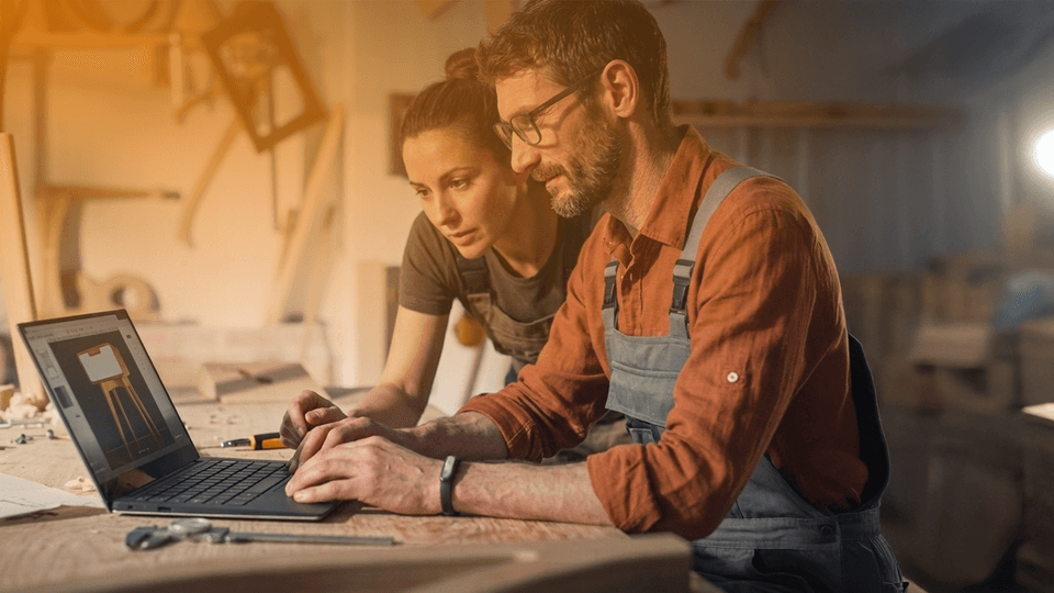 Laptop im Handwerksbetrieb