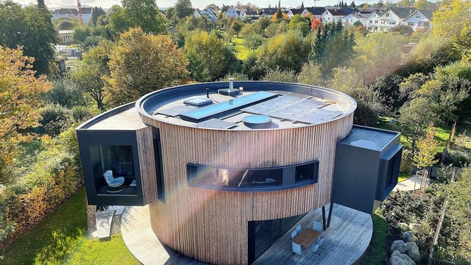 Dieses Drehhaus hat Handwerksunternehmer Christopher Rinn für sich selbst gebaut. Es hat zusätzlich eine Solaranlage auf dem Dach.