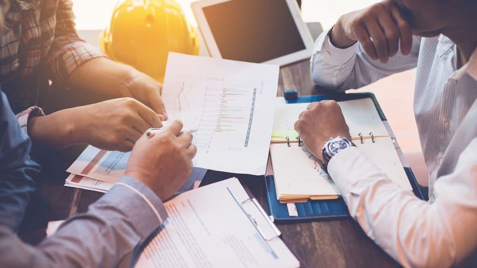 Gewerbekunden müssen bei Aufträgen 15 Prozent Bauabzugsteuer einbehalten. Die kann sich der Handwerker vom Finanzamt erstatten lassen.