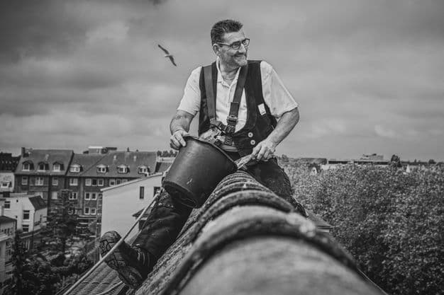 Teamarbeit: Die Fotografinnen Lilli Glade & Carina Tank haben einen Dachdecker portraitiert und bei der Arbeit tolle Momente erlebt.