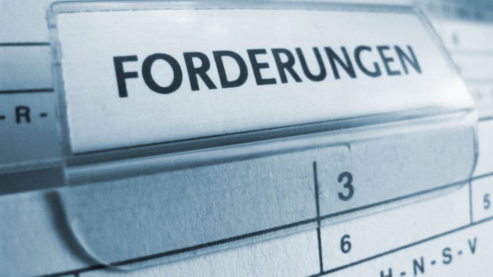 Betriebe müssen die Umsatzsteuer wegen Forderungsausfällen spätestens dann berichtigen, wenn der Rechtstreit in die zweite Instanz geht.