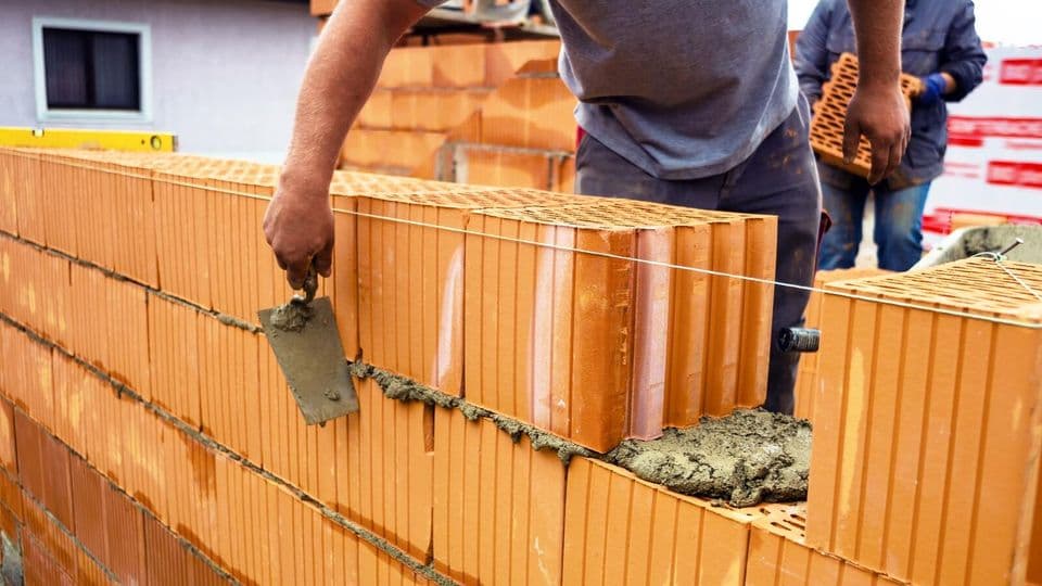 Der neue Tarifvertrag für das Bauhauptgewerbe steht. Beschlossen wurden unter anderem Lohnsteigerungen in 3 Schritten bis 2023.