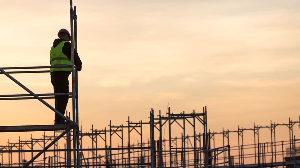 Neu vereinbart wurde die Einführung eines tariflichen Sommerausfallgelds für das Gerüstbau-Handwerk.