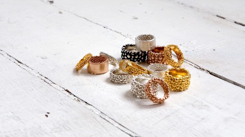 Mal mit Stein und mal ohne: Den Bubble Ring gibt es in verschiedenen Varianten und Farben.