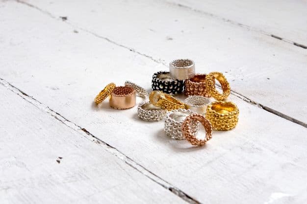 Mal mit Stein und mal ohne: Den Bubble Ring gibt es in verschiedenen Varianten und Farben.