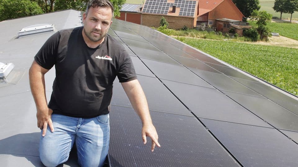 Jan Voges arbeitet zwar an der Energiewende mit, im Interview verrät der Dachdeckermeister, warum er nicht mit Politikern tauschen will.