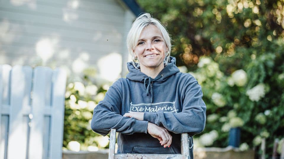 Mit diesem Bewerberansturm hat Malermeisterin Jessica Hansen nicht gerechnet: Über 30 Mitarbeitende warten auf einen Job bei ihr.