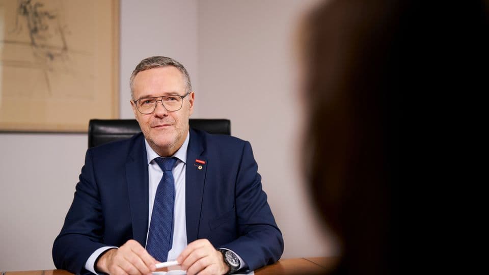 Für ZDH-Präsident Jörg Dittrich bringt der „Bau-Turbo‘“ Chancen fürs Handwerk – aber nur, wenn Bürokratie abgebaut und Lohnkosten im Zaum gehalten werden.