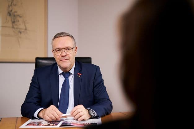 Für ZDH-Präsident Jörg Dittrich bringt der „Bau-Turbo‘“ Chancen fürs Handwerk – aber nur, wenn Bürokratie abgebaut und Lohnkosten im Zaum gehalten werden.