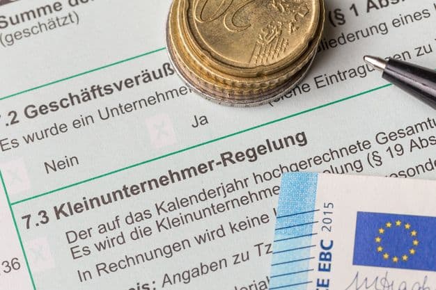 Nach dem Wechsel zwischen Kleinunternehmerregelung und Regelbesteuerung sind Vorsteuerberichtigungen erforderlich.