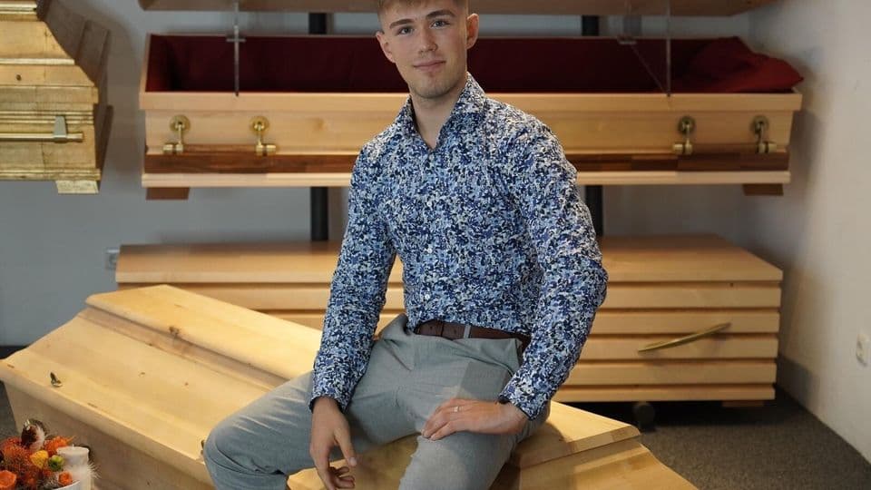 Mit 16 Jahren ein Reichweitern-Star auf Tiktok: Der angehende Bestatter Luis Bauer klärt in Kurzvideos über den Tod auf.