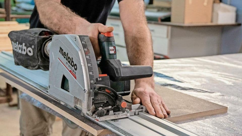 Hinterschnittfunktion, Gehrungsschnitte und eine maximale Schnitttiefe von 66 Millimeter: das ist Metabos Tauchsäge KT 18 LTX 66 BL