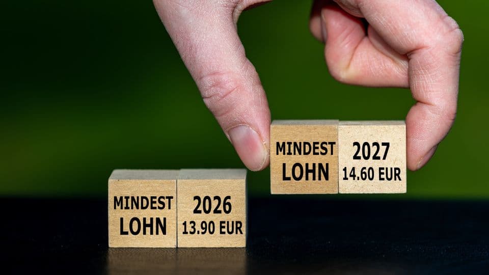 Laut Statischem Bundesamt dürften vor allem Frauen und Beschäftigte in Ostdeutschland von der geplanten Mindestlohnerhöhung ab 2026 profitieren.