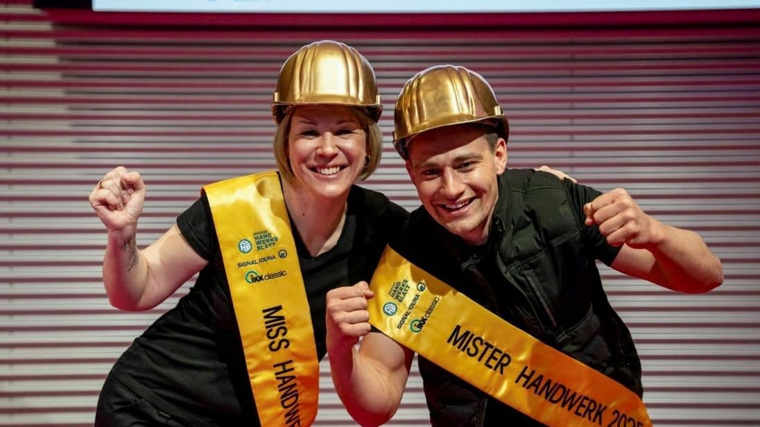 Die Freude war riesig bei den beiden: Die goldenen Helme wurden ihnen von den Vorjahressiegern überreicht, Lea-Marie Heuer und Ben Ngaleba.