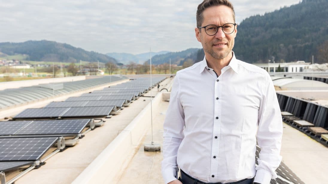 Auf dem Dach der Schreinerei: Photovoltaik ist nur eine Säule der energetischen Optimierung im Unternehmen. 