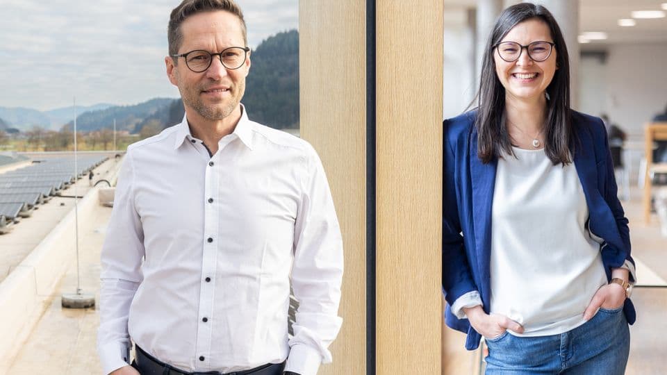 Haben sich der Nachhaltigkeit verschrieben: Florian Wölfle und Sarah Griesbaum von der Schreinerei Moser GmbH.