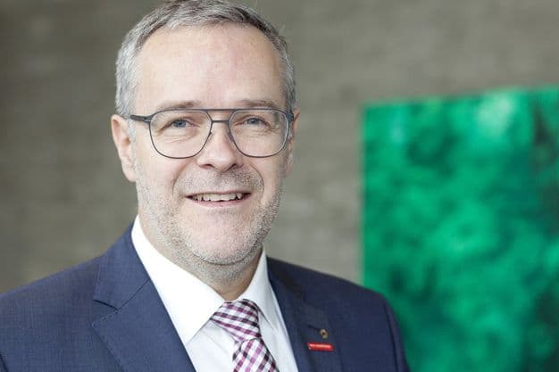 Hat seit 1. Januar 2023 das Amt des ZDH-Präsidenten inne:  Dachdeckermeister und Diplom-Hochbauingenieur Jörg Dittrich.