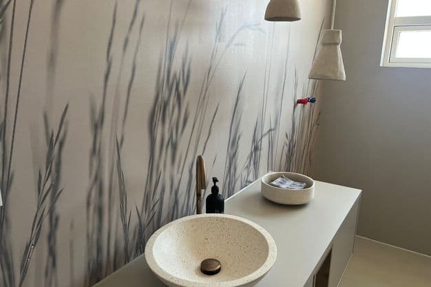 Das besondere Element in diesem Badezimmer sind die handgetöpferten Lampen.